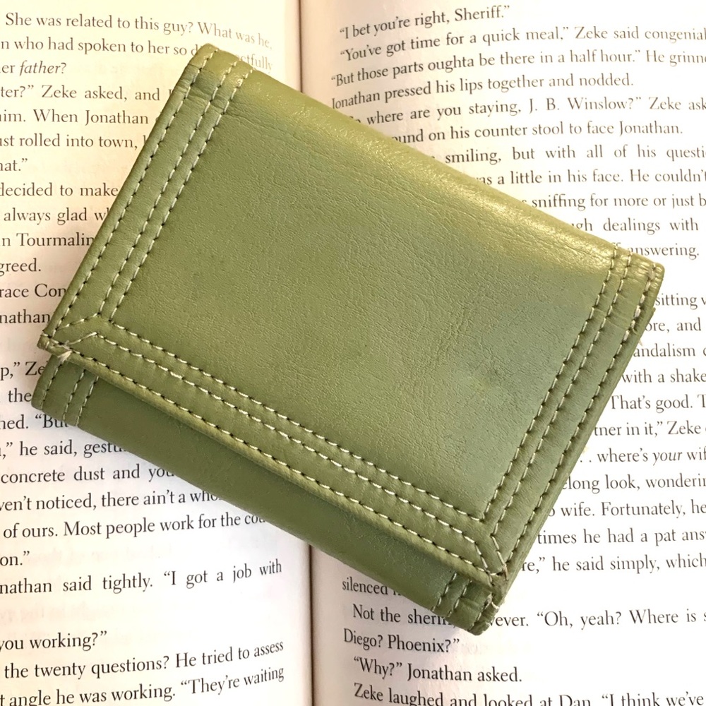 NWT VILLAGER LIZ CLAIBORNE GREEN TRIFOLD WALLET - Picture 6 of 6